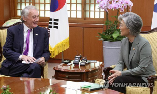 미 상원 동아태소위 민주당 간사와 대화하는 강경화 장관